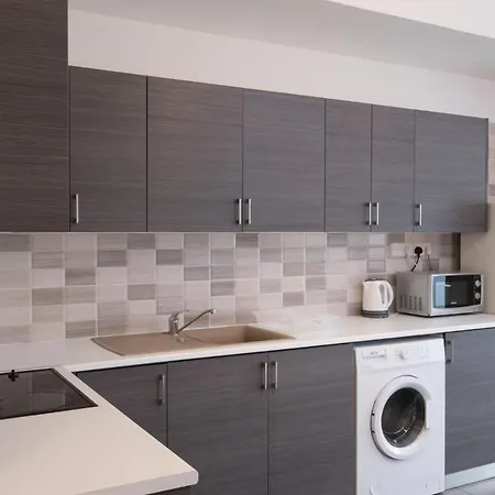 Spacious Studio Downtown *