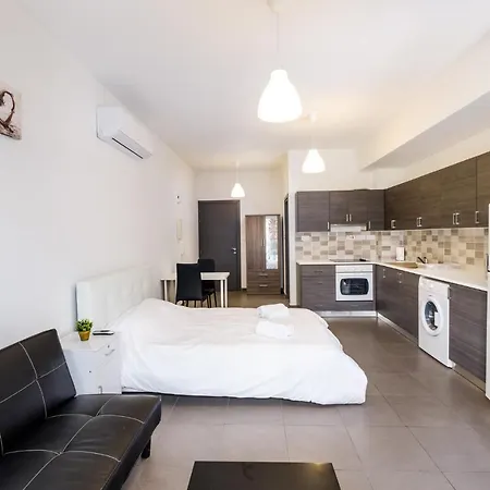 Spacious Studio Downtown *
